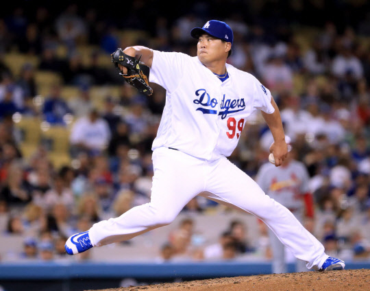 26일(한국시간) 미국 캘리포니아주 LA의 다저 스타디움에서 열린 미국프로야구(MLB) LA 다저스와 세인트루이스 카디널스의 경기에서 6회 초 구원등판한 류현진이 역투하고 있다. <연합뉴스>